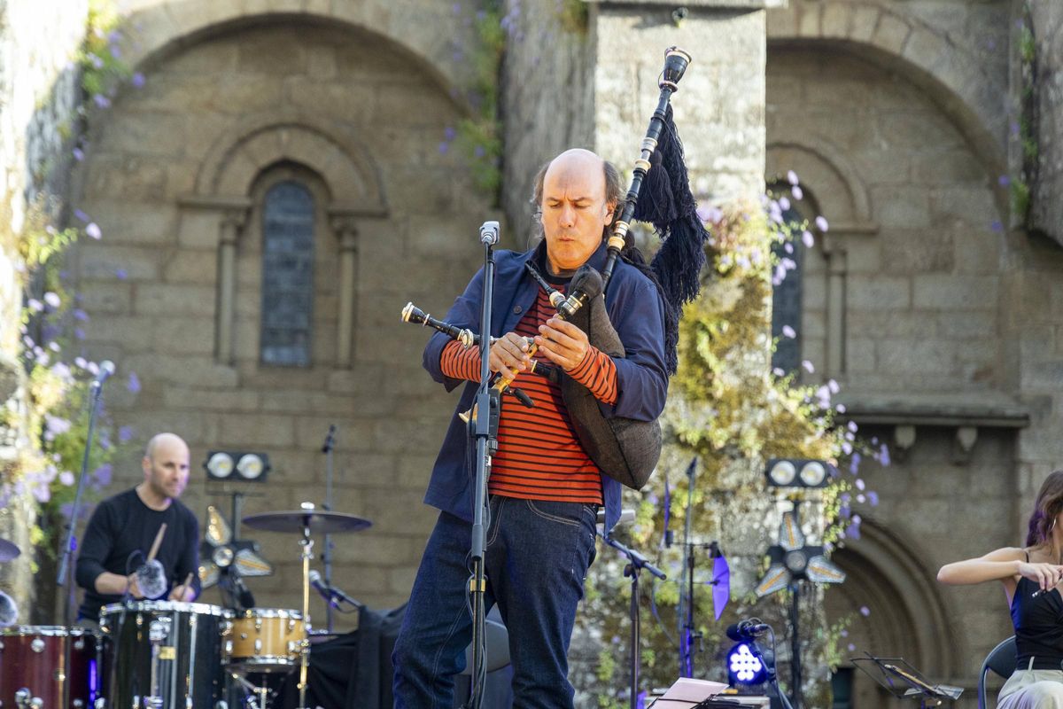 Un concerto recente de Carlos Núñez (ao fondo, o seu irmán Xurxo) na Colexiata do Sar, en Santiago de Compostela.