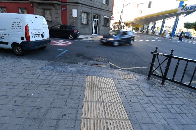 LAS PALMAS DE GRAN CANARIA  04-11-18  LAS PALMAS DE GRAN CANARIA. Peligro. Guias para invidentes en la acera que no llevan a ninguna paso de cebra . FOTOS: JUAN CASTRO  | 04/12/2018 | Fotógrafo: Juan Carlos Castro