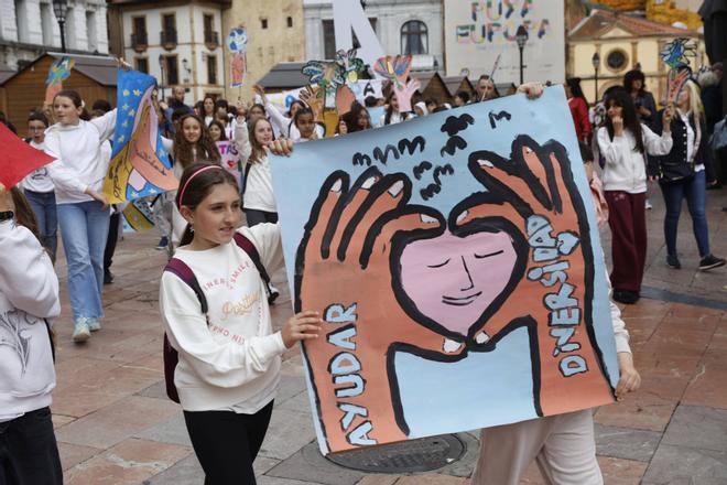 EN IMÁGENES: Así fue la marcha de 2.500 niños de Oviedo para apoyar que la ciudad sea Capital Europea de la Cultura
