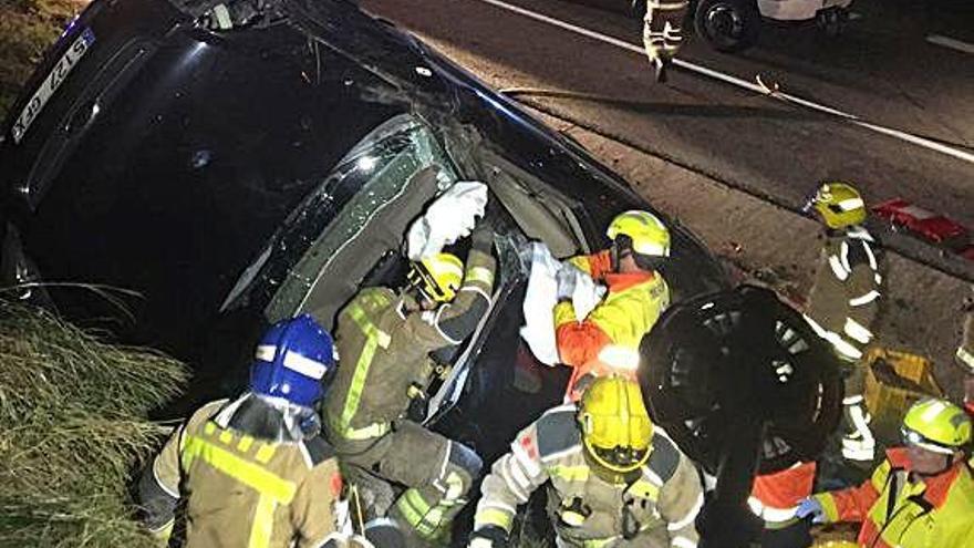 Els serveis d&#039;emergències rescatant un home del vehicle, ahir.