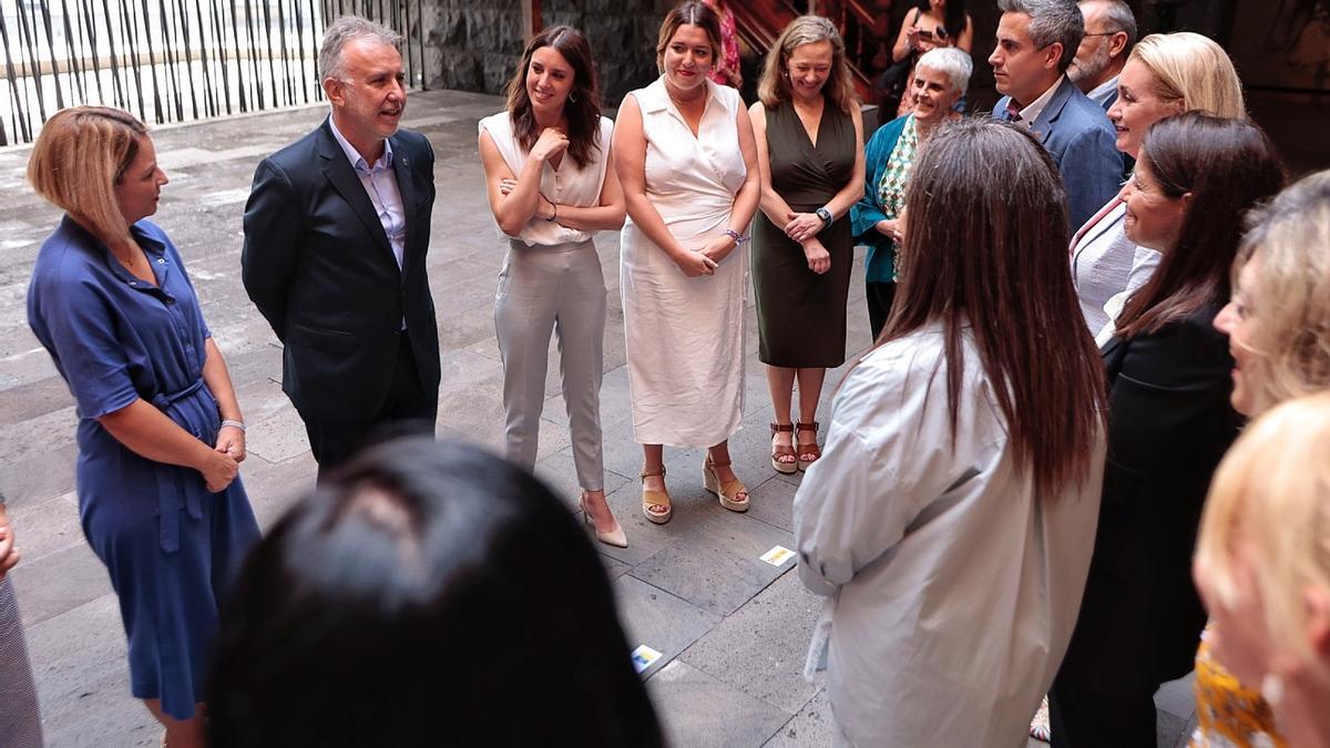 Representantes autonómicos de Igualdad, en Tenerife junto a la ministra Irene Montero, Ángel Víctor Torres y Noemí Santana