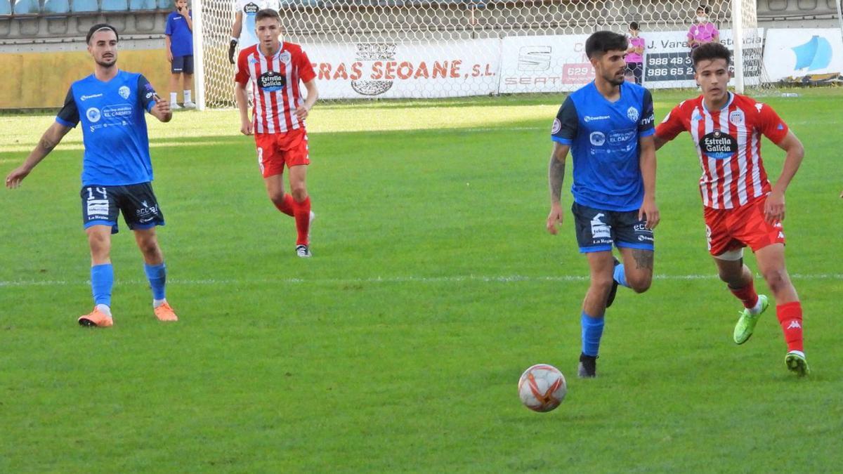 El filial del Lugo, midiéndose al Ourense CF durante la primera vuelta en O Couto. |  // FERNANDO CASANOVA