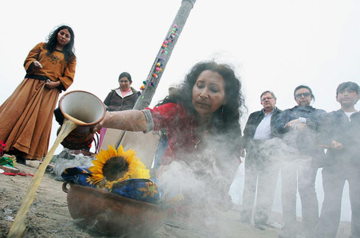 Una dona celebra una cerimònia en honor del déu Pachacamac (deïtat de les tremolors per a les cultures prehispàniques), en un santuari de Lima (Perú).