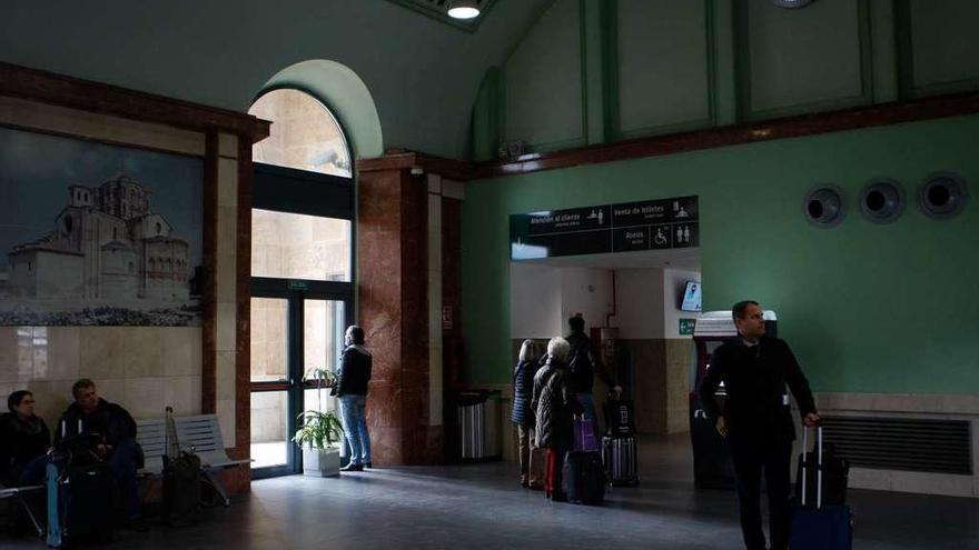 Vestíbulo principal de la estación de Zamora, más animado desde que se estrenó en AVE.