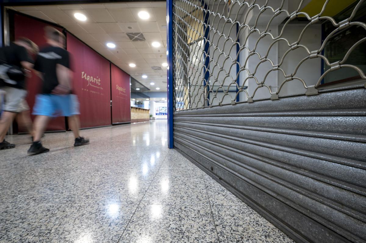 Un negocio cerrado en el centro comercial Centre de la Vila, en la Vila Olímpica, en Barcelona.