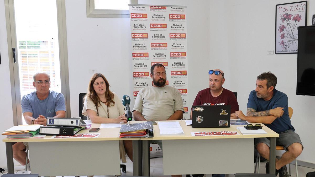 Trabajadores de la UTE Portmany muestra su malestar en la sede de CCOO en Ibiza.