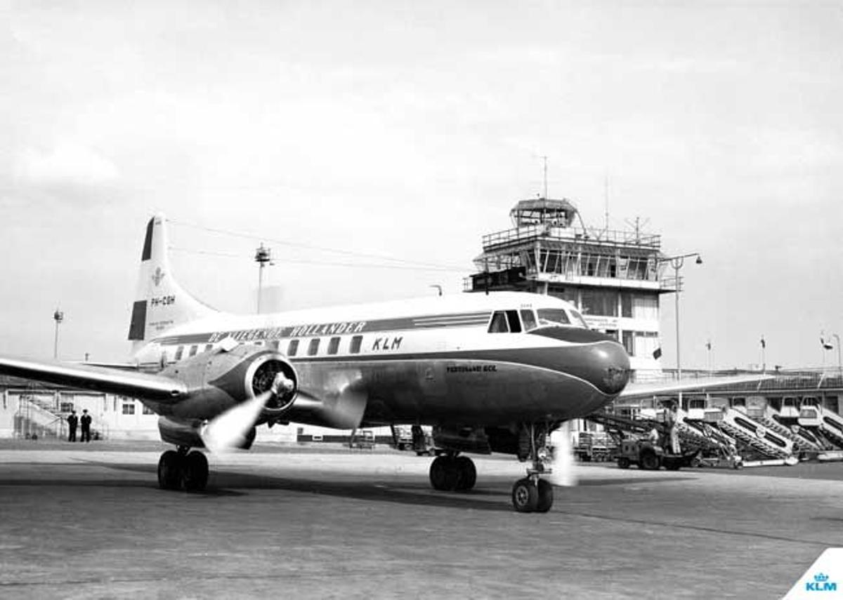 Avión de KLM en Schipol en 1954