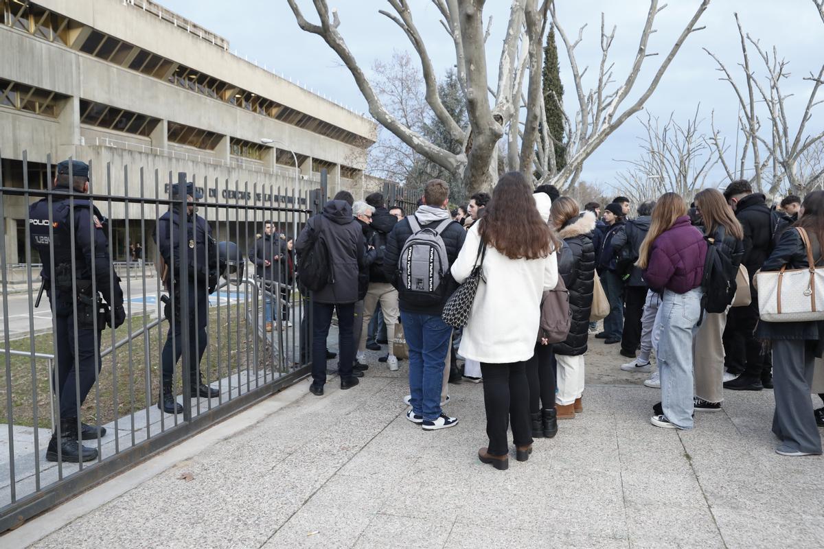 MADRID, 24/01/2023.- La presidenta de la Comunidad de Madrid, Isabel Díaz Ayuso, recibe este martes en la Universidad Complutense (UCM), donde cursó su carrera de periodismo, un reconocimiento como alumna ilustre, un homenaje que se produce entre medidas de seguridad. ante el rechazo que ha despertado que le otorguen este premio, Ayuso, como las 1.500 firmas que integrantes de la comunidad académica de la UCM, entre ellos 96 docentes, junto con investigadores y alumnos, han presentado en contra del nombramiento y que 75 por ciento de la Junta de la Facultad de Ciencias de la Información rechaza el nombramiento. En la imagen, colas ante la facultad de Ciencias de la Información. EFE/ Eduardo Oyana