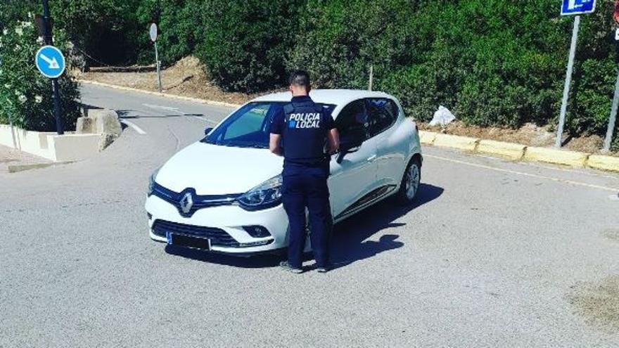 En Ibiza, cualquier sitio vale para aparcar.