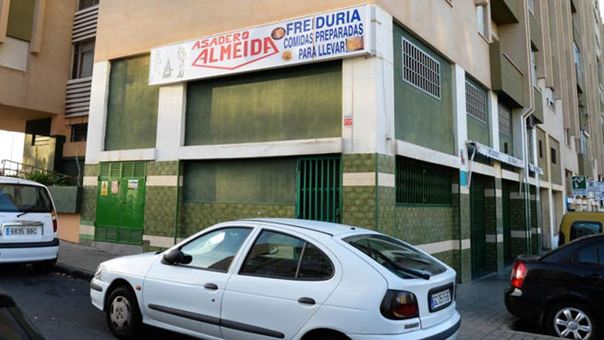 La freiduría Almeida, ayer, en el barrio de La Feria, cerrada por la muerte de Fran.
