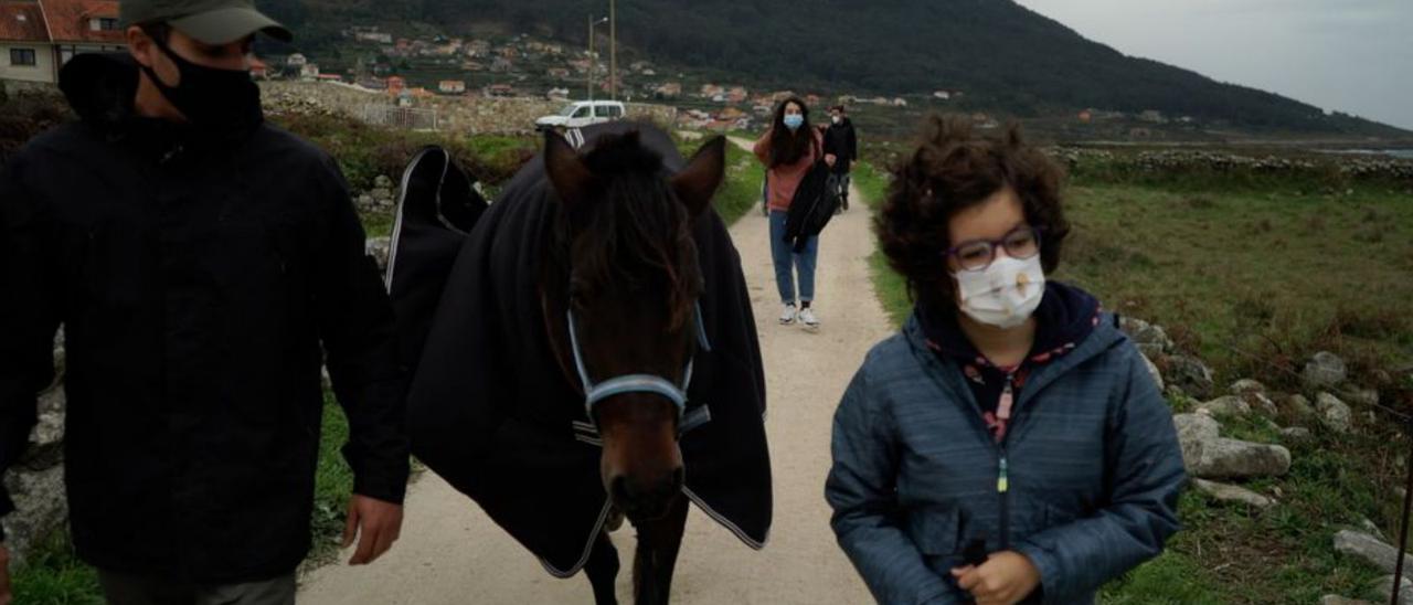 Un pura raza acompaña a una persona con diversidad funcional.  | // D.P.