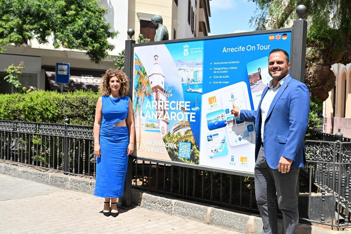 El alcalde de Arrecife Yonathan de León y la concejala de Turismo Eli Merino ante los renovados paneles turísticos que incorporan QR para difusión