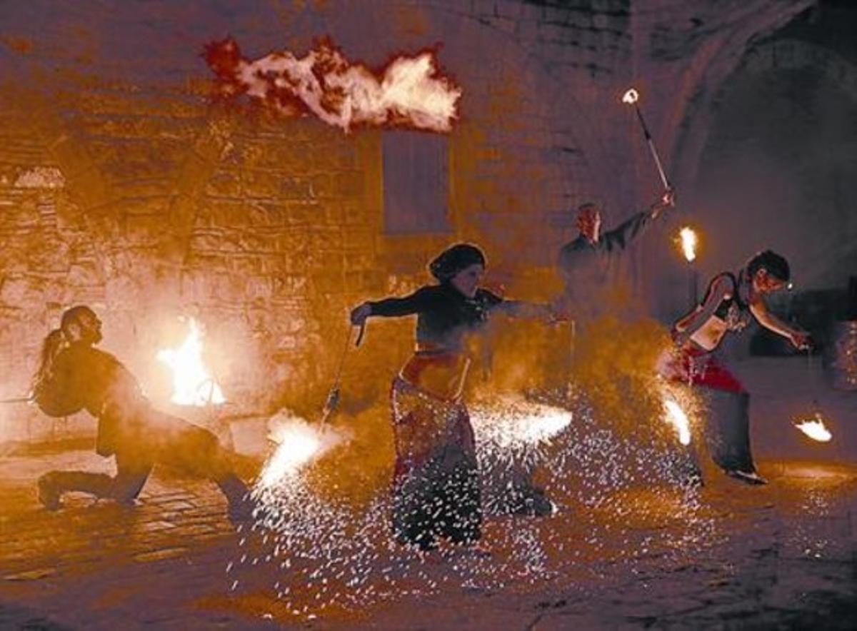 Espectacle medieval en el sopar tematitzat del palau Requesens.