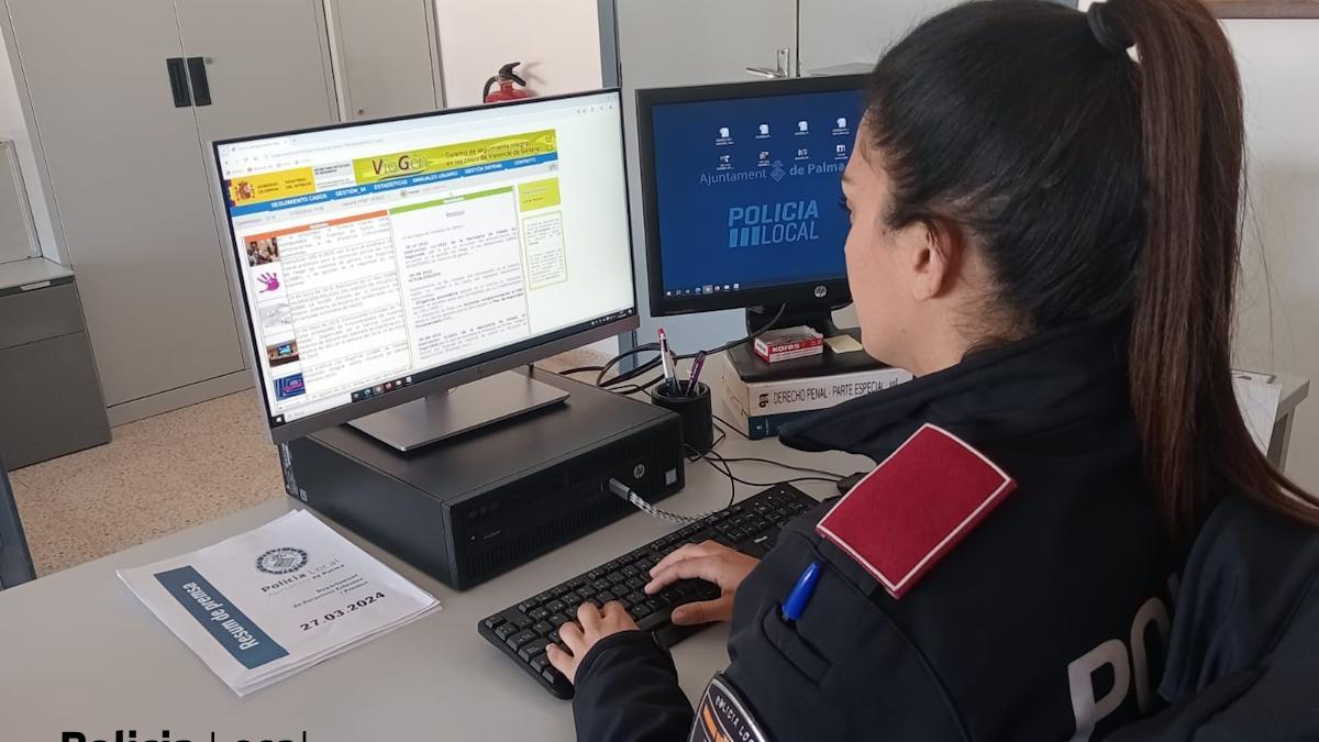 Una agente de la Policía Local de Palma.