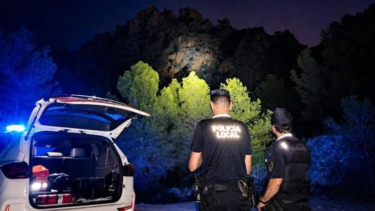Los agentes, durante la búsqueda con el dron; al fondo se intuye la escarpada cima