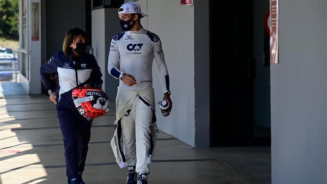 Pierre Gasly en el paddock del Circuit de Catalunya