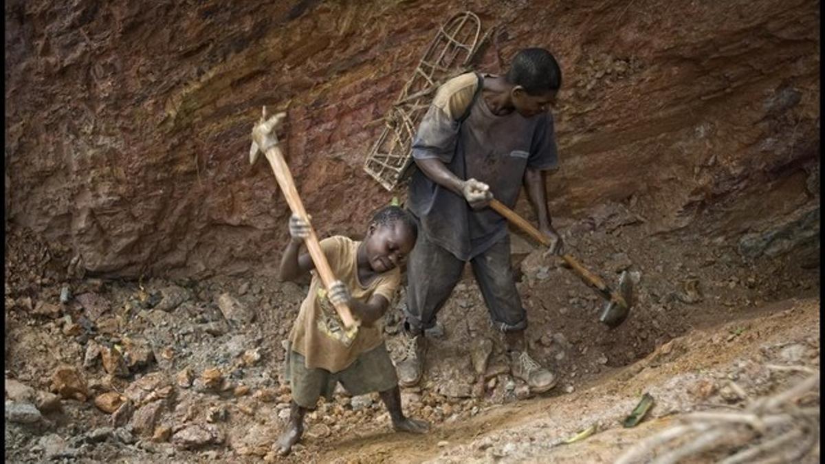 Menores trabajando en una mina de coltán, en la República Democrática del Congo.