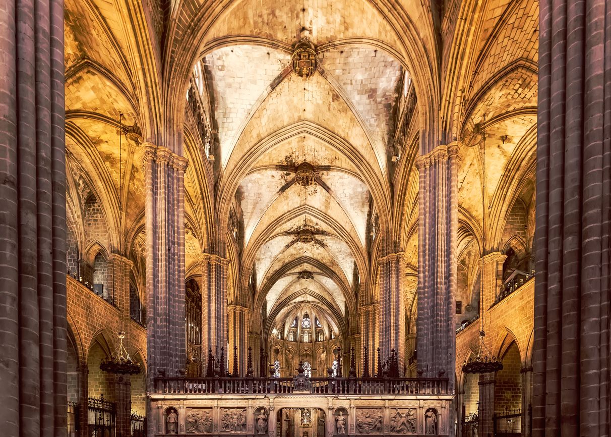 Dentro de una catedral gótica de Barcelona.
