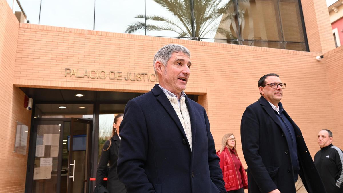 Vegara a la salida del Palacio de Justicia de Orihuela tras la suspensión del juicio en enero de 2025.
