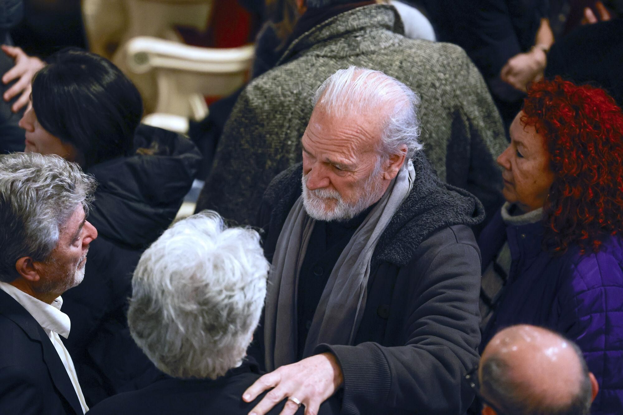 MADRID, 18/12/2024.- El actor y director de teatro Lluís Homar asiste a la capilla ardiente de la actriz Marisa Paredes en el Teatro Español en Madrid este miércoles. Paredes falleció a los 78 años este martes, 17 de diciembre. EFE/Zipi