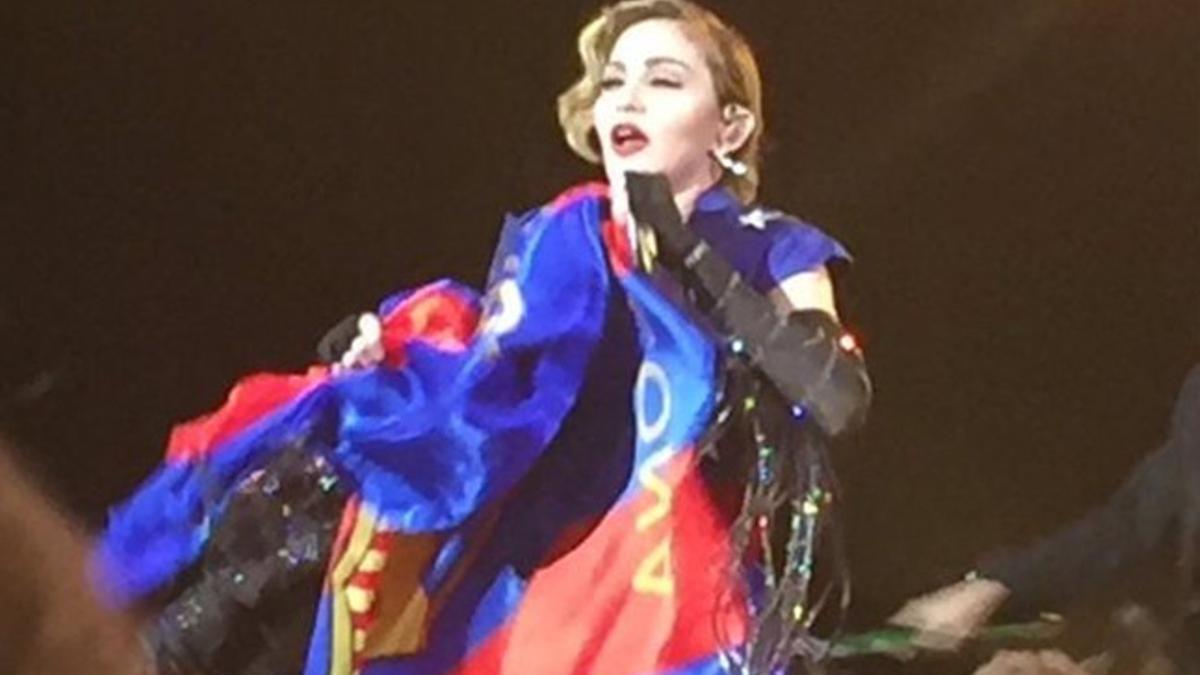 Madonna, con la bandera del Barça en su concierto de Barcelona