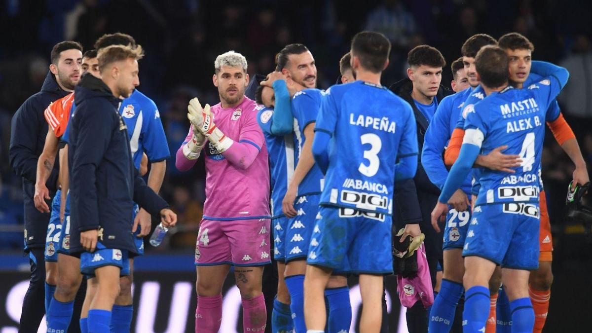 Los futbolistas del Deportivo se abrazan tras la victoria del pasado sábado en Riazor ante el Rayo Majadahonda. |  // CARLOS PARDELLAS