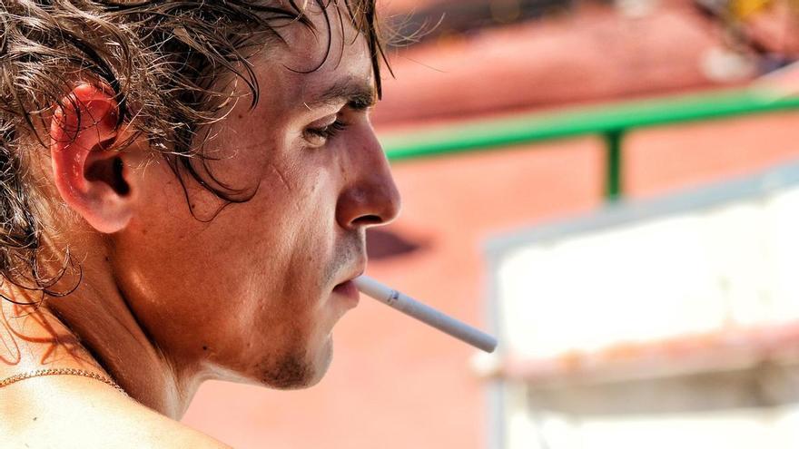 Gente fumando y estancos con los productos del interior