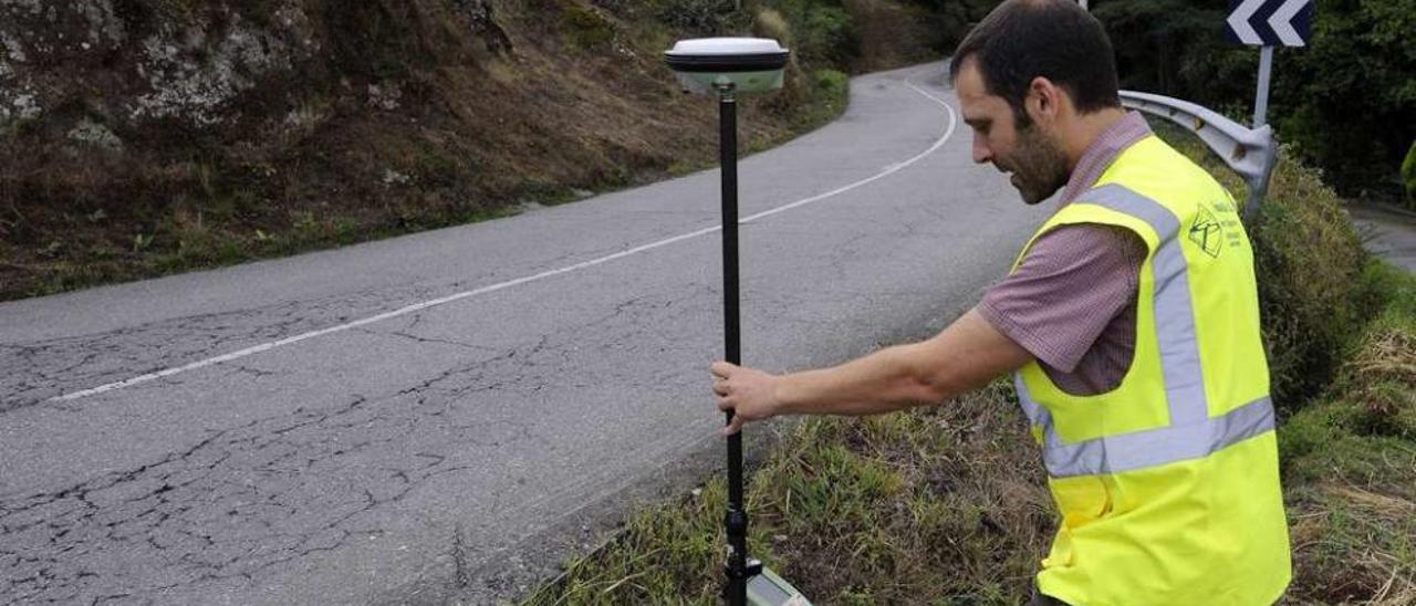 Trabajos de medición, en la mañana de ayer, en el tramo entre Riobó y Oca. // Bernabé/Javier Lalín