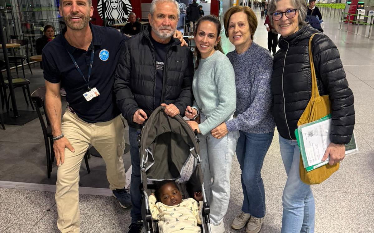 Ethan regresa a su país en África