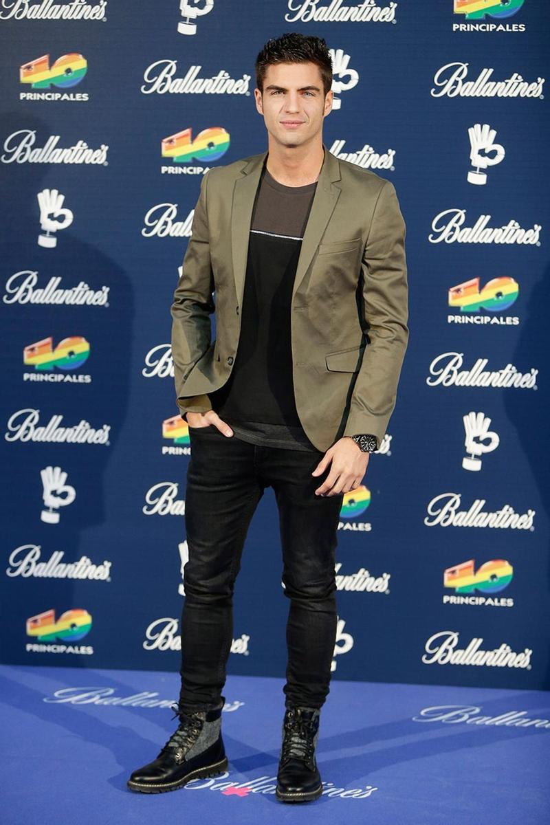 Maxi Iglesias en la alfombra azul de los Premios 40 Principales 2015