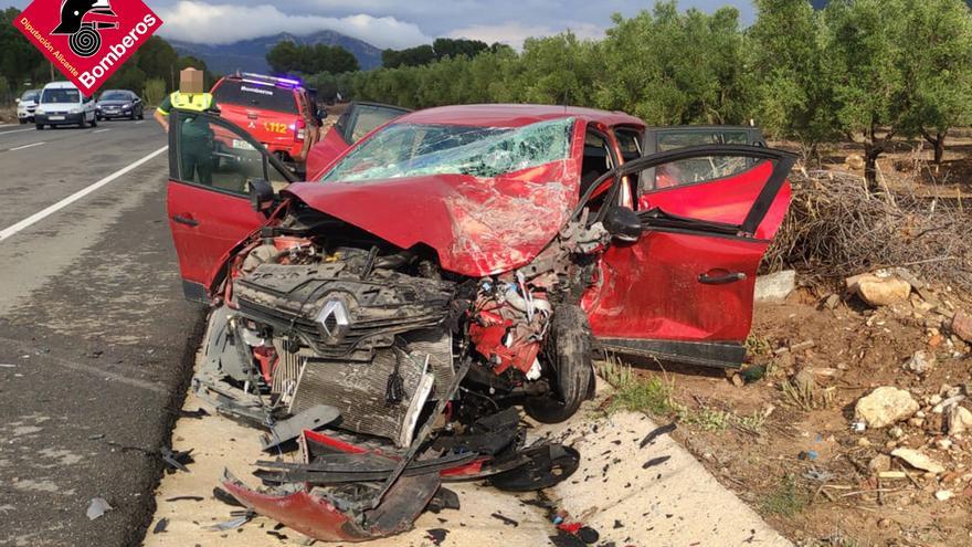 Tres heridos en un choque frontal de dos coches en Biar