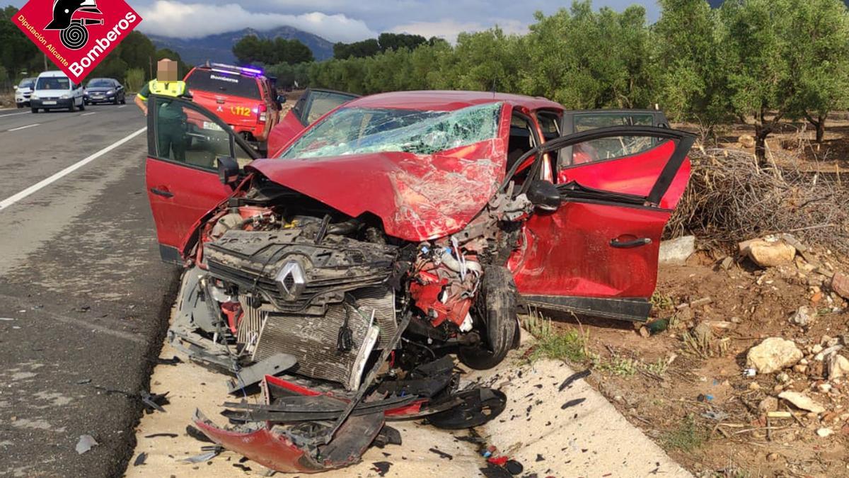 ACCIDENTE BIAR | Tres heridos en un choque frontal de dos coches en Biar