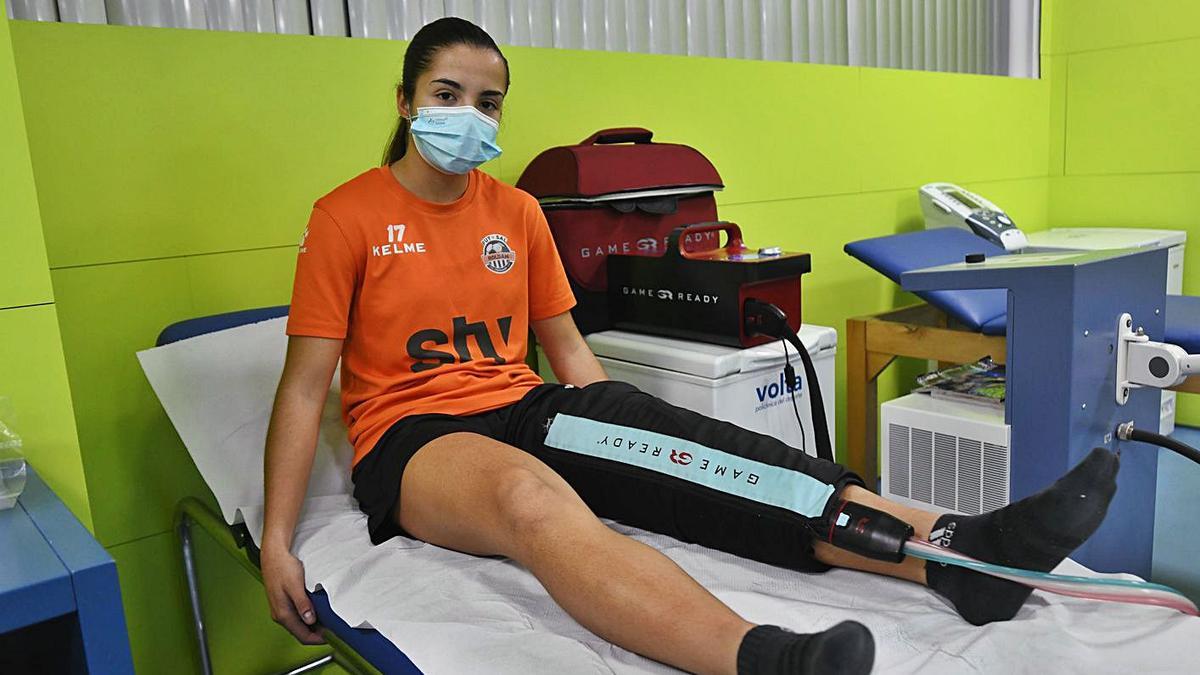 Lola, ayer en el Clínica Volta durante una sesión de rehabilitación de su pierna izquierda. | ISRAEL SÁNCHEZ