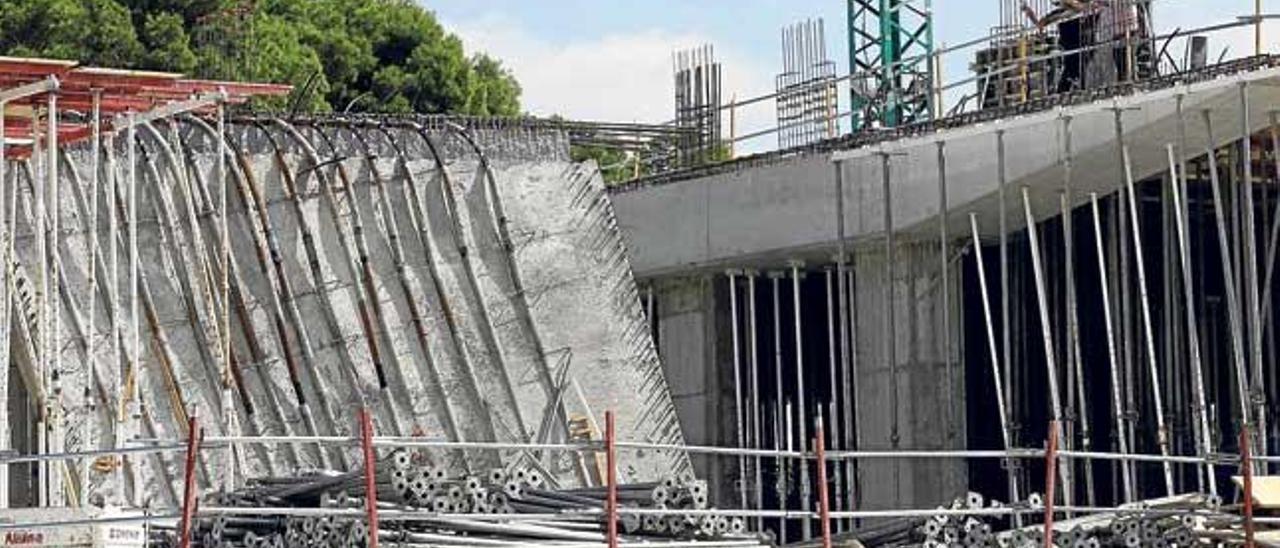 Varios técnicos inspeccionan la zona donde se produjo el derrumbe mortal.