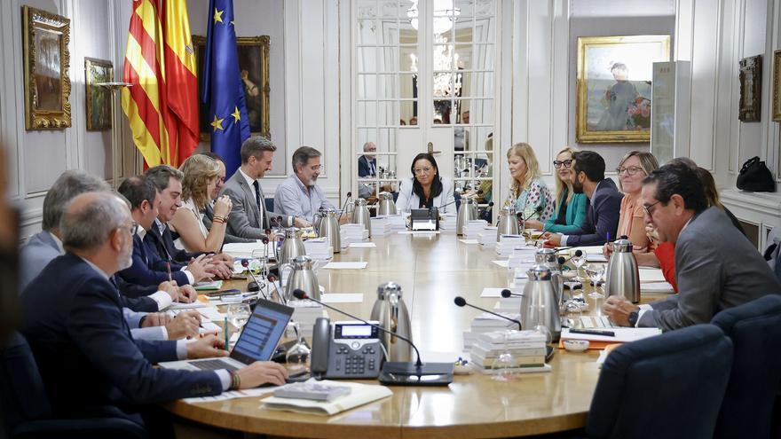 El quitament del deute i la immigració centren les propostes dels partits