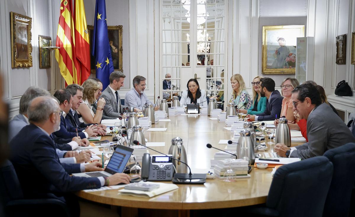 La Junta de Síndics, reunida en las Corts para ordenar la segunda sesión del Debate de Política General.