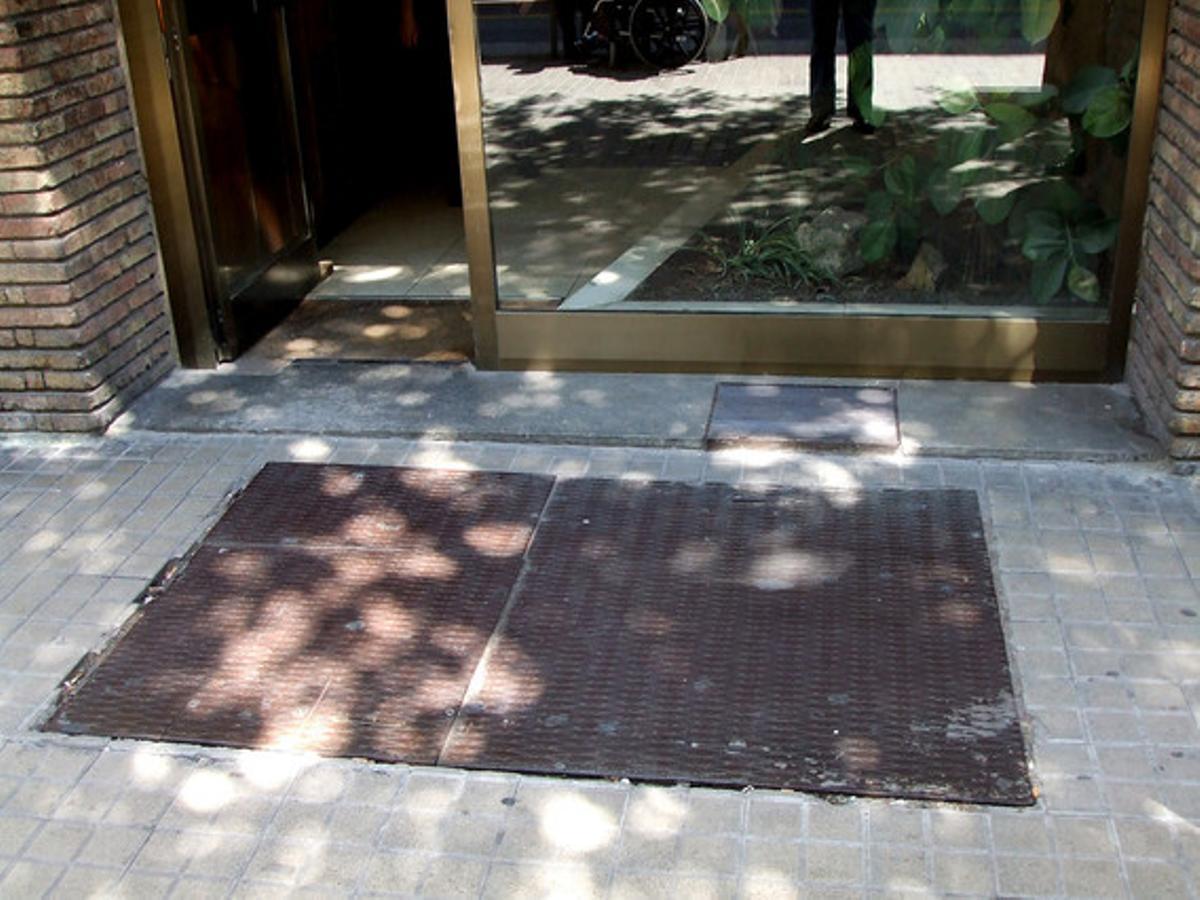 Tapa perillosa a l’entrada del portal.La tapa d’accés als transformadors d’Endesa, situada a la sortida de l’edificidel carrer de Provença, 471, de Barcelona, ja ha provocat ensopegades, fins ara sense conseqüències, dels veïns al sortir del domicili i de vianants. ¿S’ha d’esperar que es produeixi alguna caiguda amb conseqüències greus o alguna cosa pitjor per buscar alguna solució?