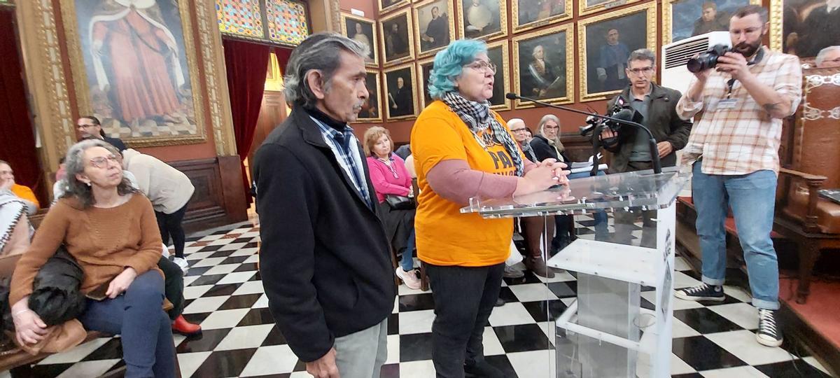Àngela Pons junto a Víctor, obligado a vivir en un coche.