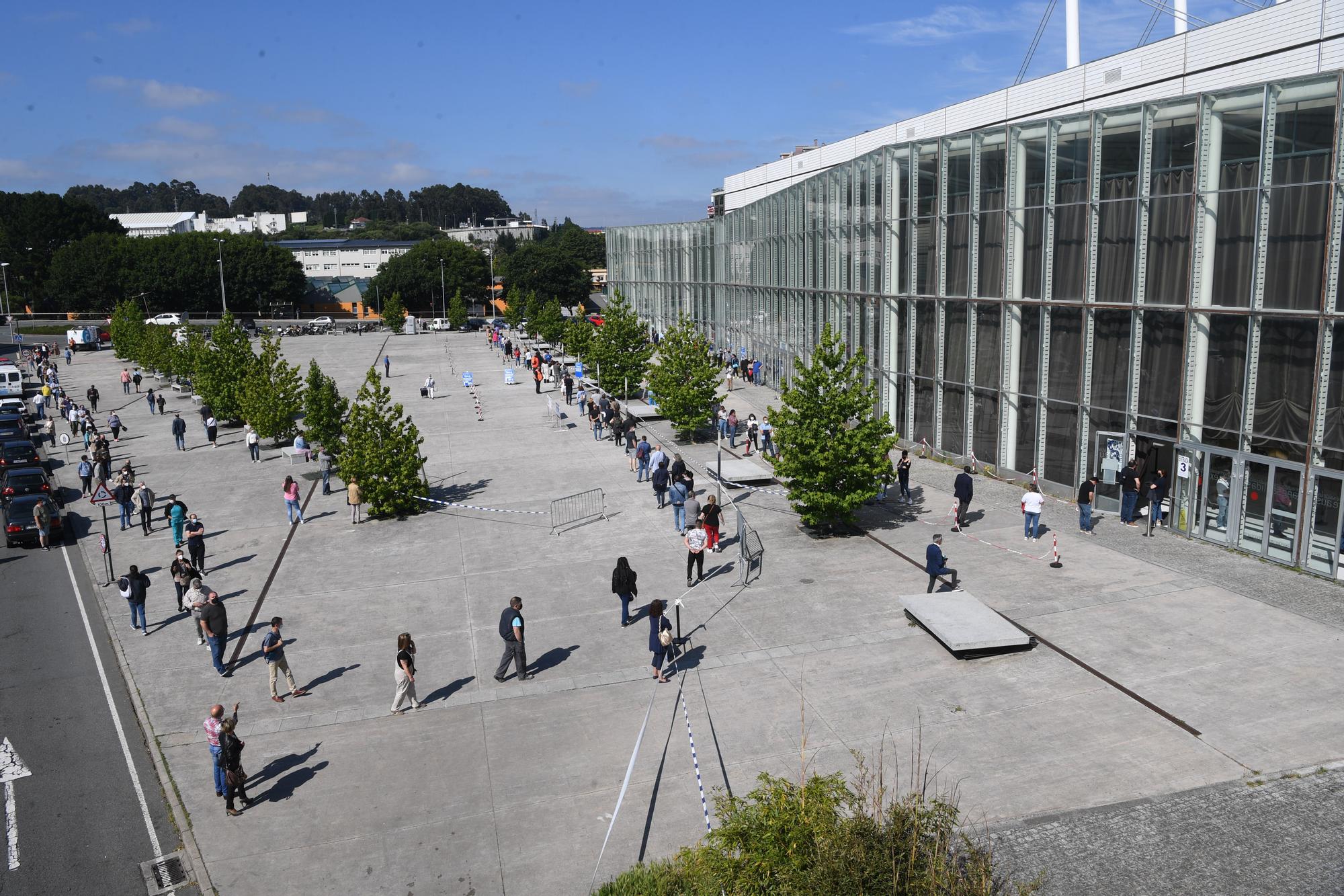 Colas en Expocoruña para vacunar a los nacidos en 1971