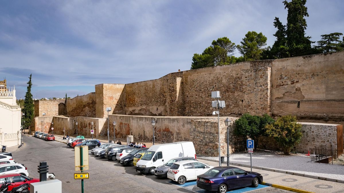 Tramo de la muralla pendiente de rehabilitar entre las puertas del Capitel y de Carros.