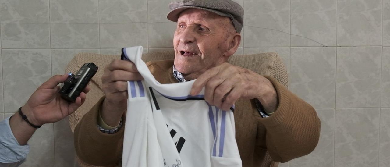 Juan Antonio García, de 102 años, feliz con la camiseta de Karim Benzema.