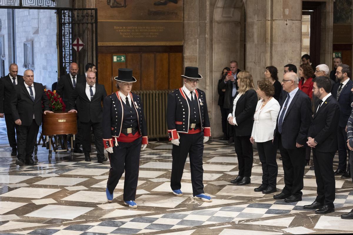 El Palau de la Generalitat acoge este martes la capilla ardiente de Josep Maria Espinàs