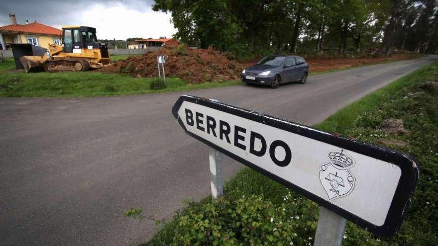 La zona de aparcamiento que se construye está pegada a la carretera de Brántega . // Bernabé/Gutier