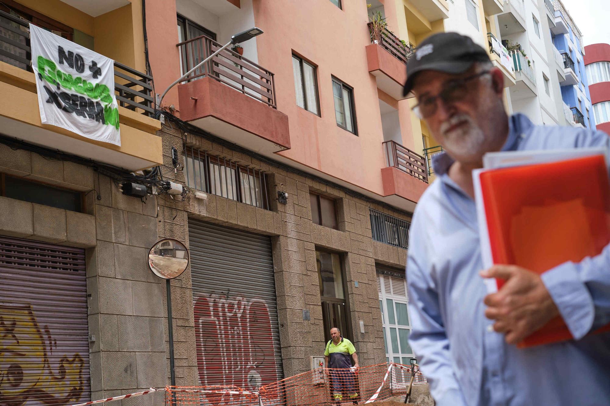 Vecinos calle Serrano, en Santa Cruz de Tenerife, contra el paso de las guaguas