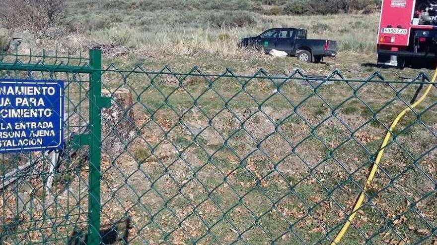 Un camión de los bomberos durante la recarga de agua en Chanos.