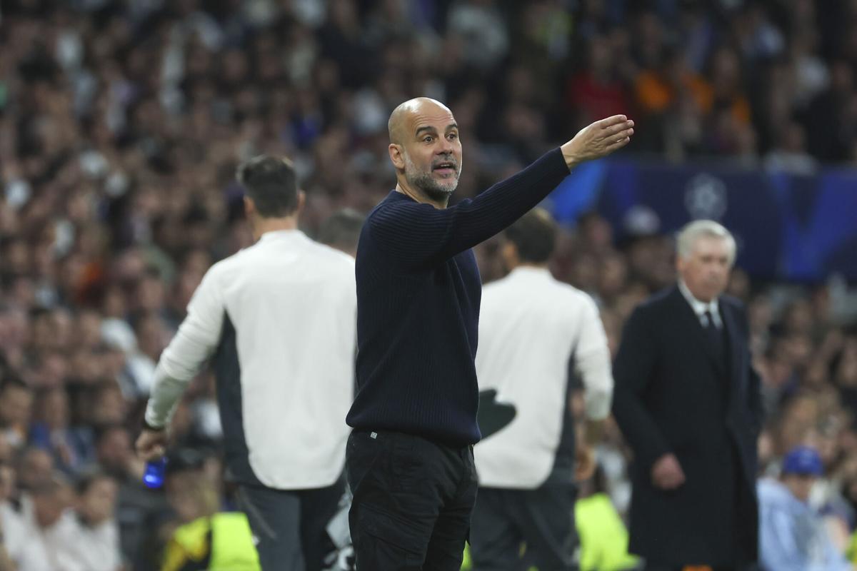 MADRID, 19/02/2025.- El técnico español del Manchester City, Pep Guardiola, durante el encuentro correspondiente a los play off de la Liga de Campeones que disputan hoy miércoles Real Madrid y Manchester City en el estadio Santiago Bernabéu, en Madrid. EFE / Kiko Huesca
