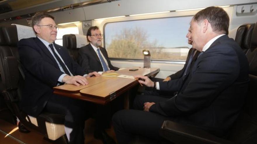Rajoy inaugura el AVE Madrid-Castellón y llega con casi media hora de retraso