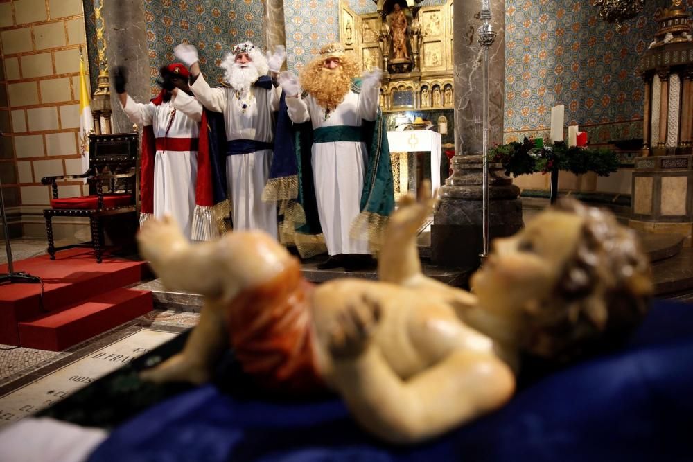 Los Reyes Magos reciben a los niños en la Basílica de San Juan de Oviedo