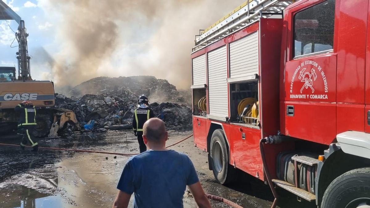 Bomberos de Benavente actuando en el incendio esta tarde.