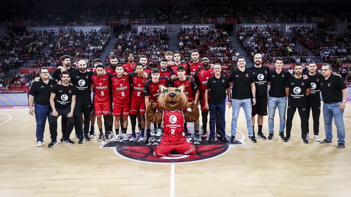 La plantilla del Casademont Zaragoza, tras el partido de presentación.